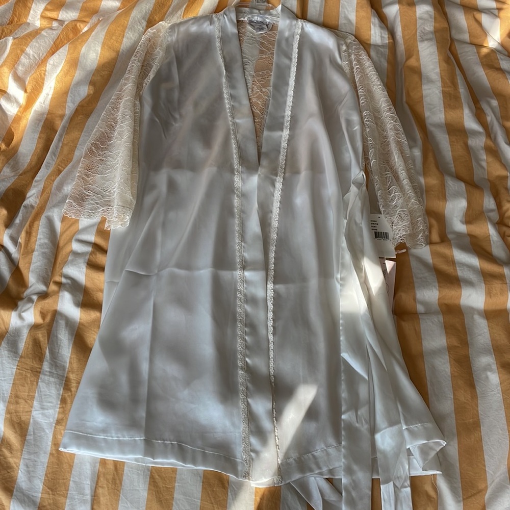NWT lace bridal robe